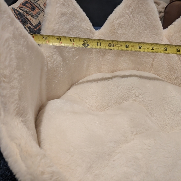 Nandog Cream Crown Pet Bed - Picture 2 of 3